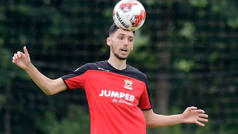 起同样不容 起同样不容